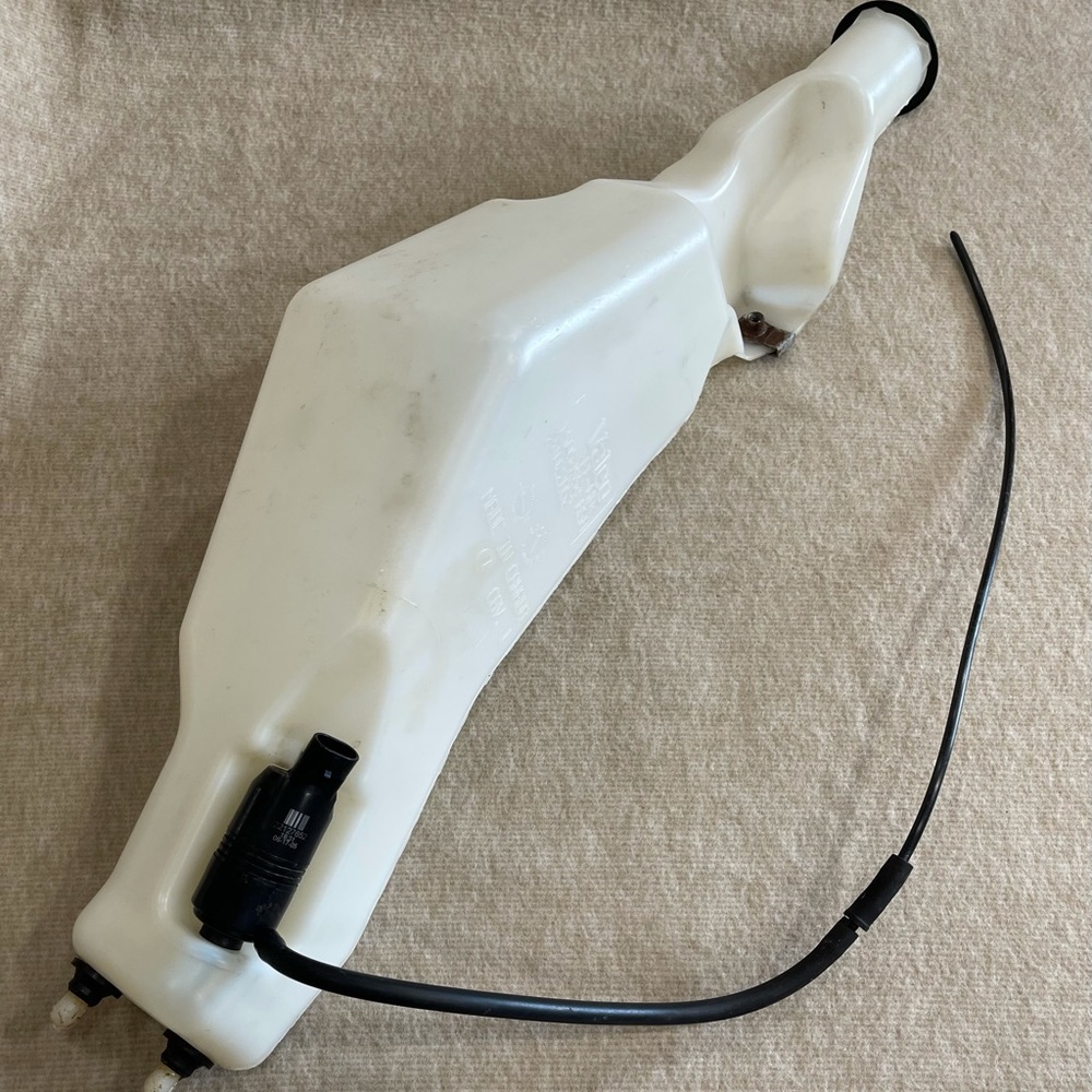 Chev Express GMC Savana Van Windshield Washer Reservoir Tank 15054554 24022052